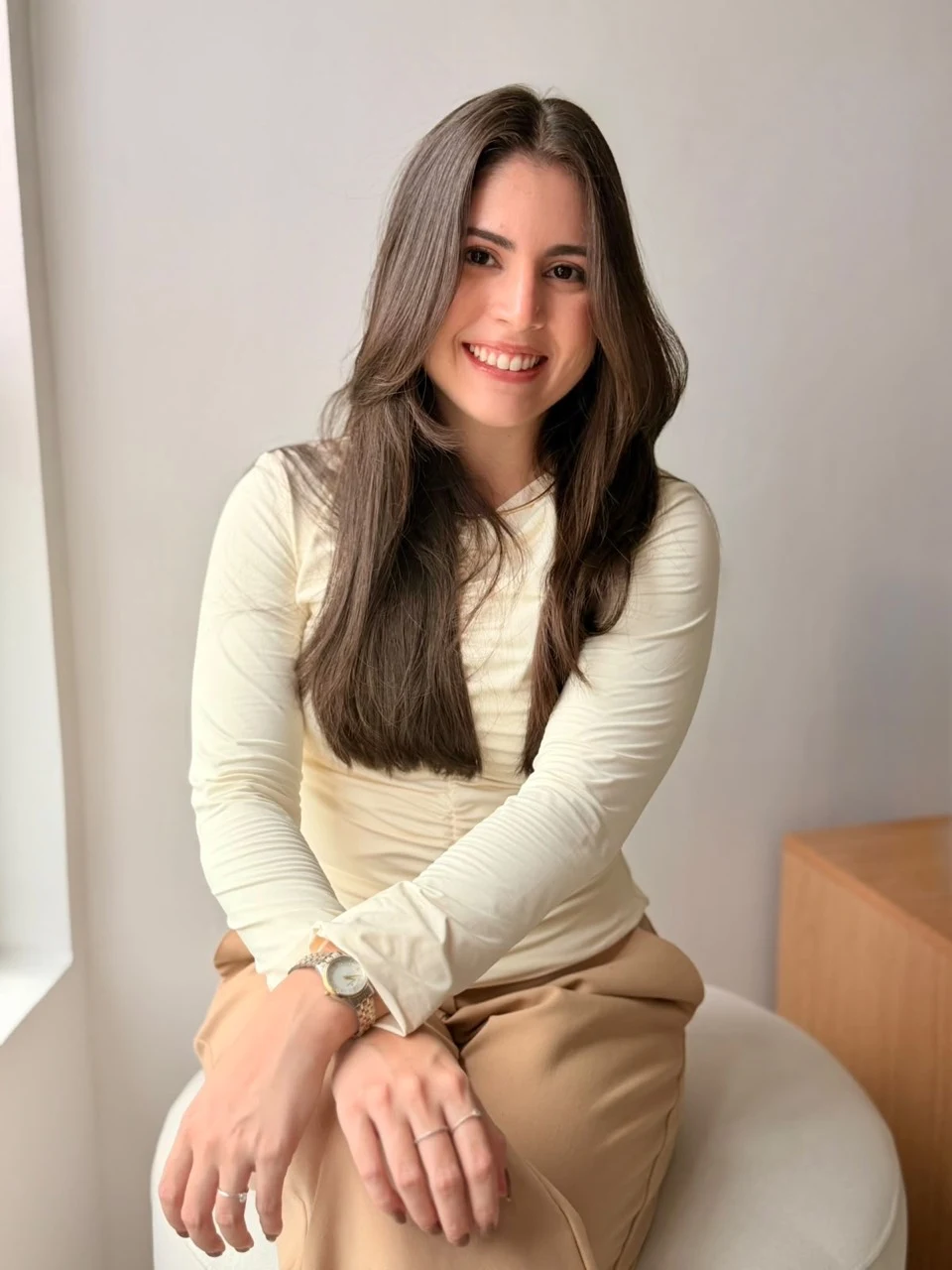 Retrato de Steffanie Vasconcelos sorrindo.